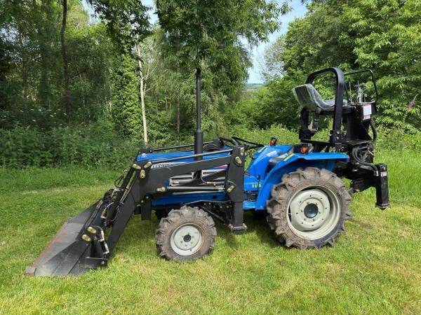 Iseki 1700 Loader & Backhoe